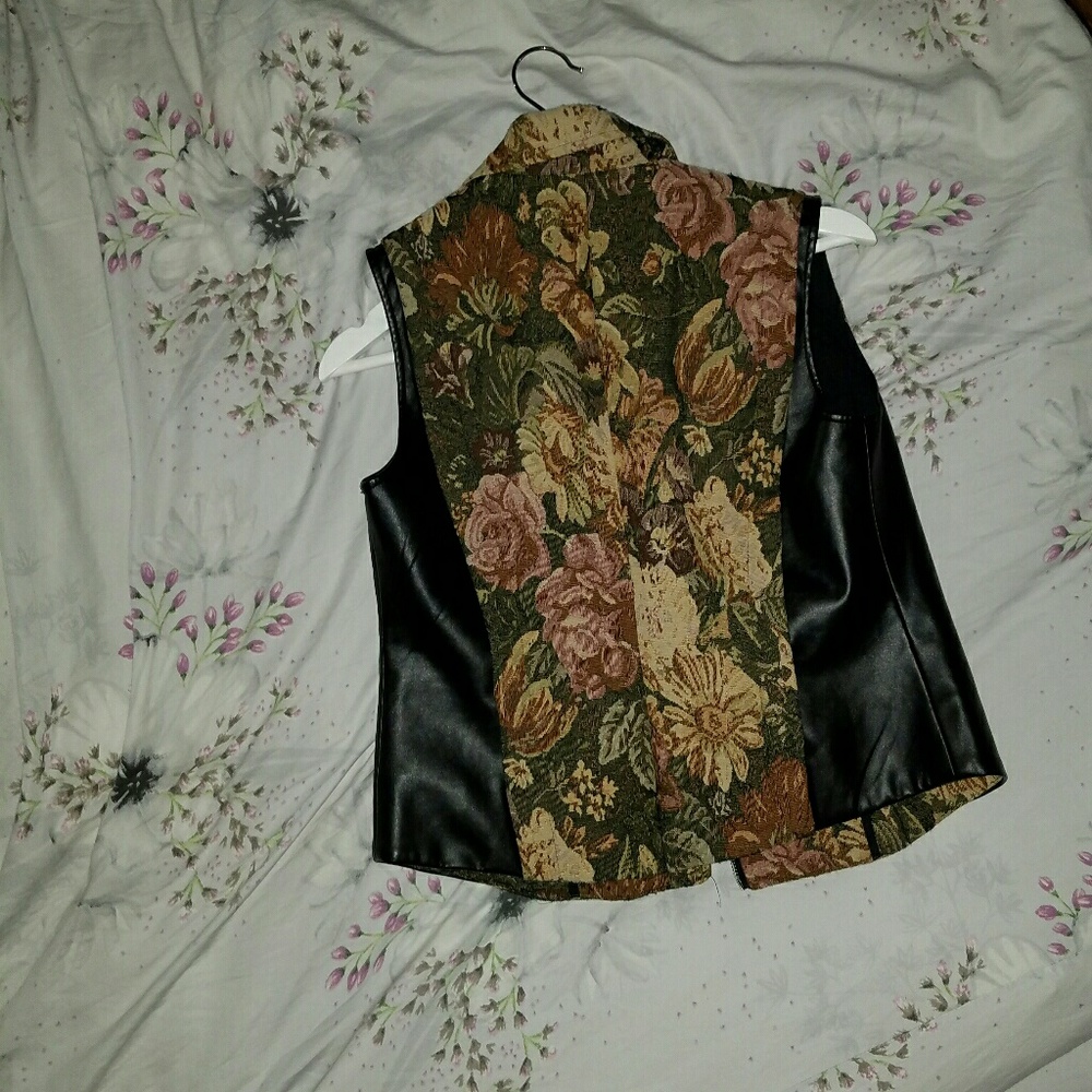 TWO BY VINCE CAMUTO VEST - Picture 2 of 2